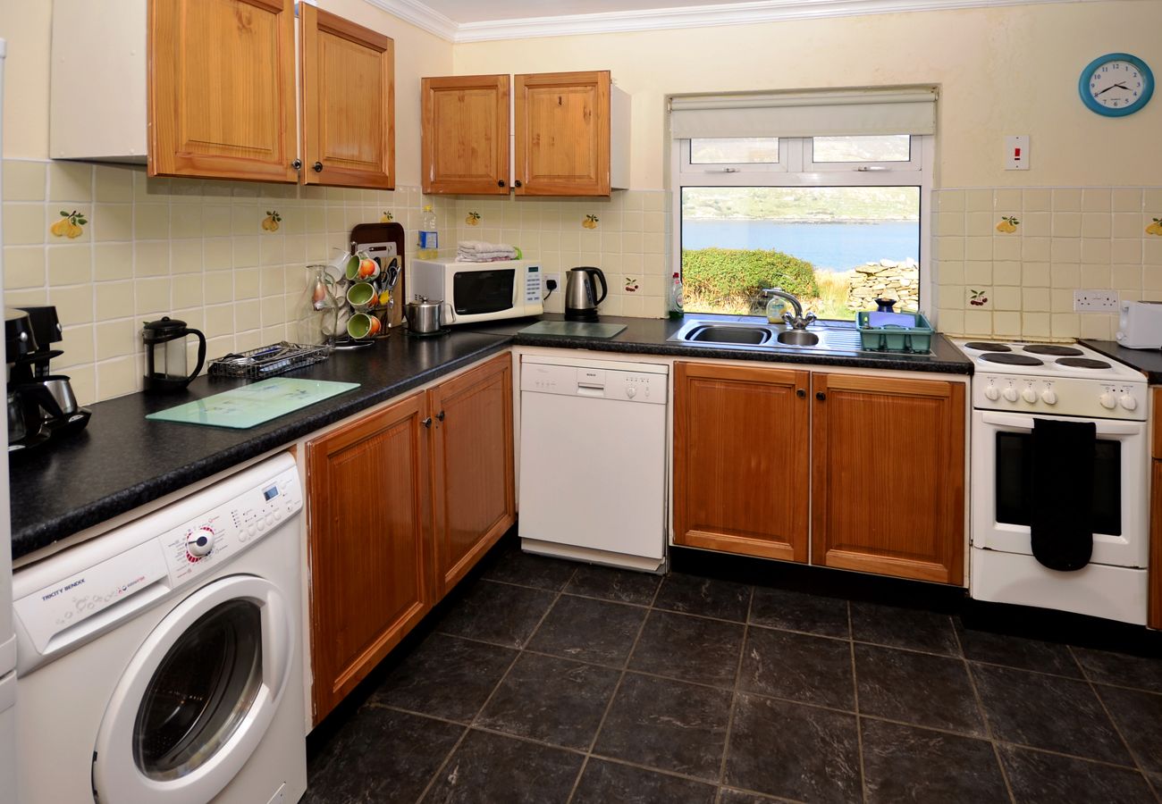 Ross Point Cottage, Pretty Seaside Holiday Cottage in Connemara, County Galway