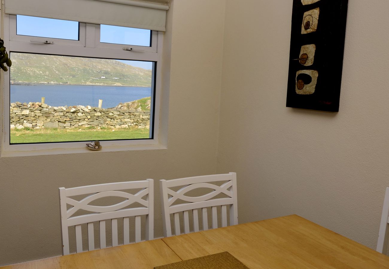 Ross Point Cottage, Pretty Seaside Holiday Cottage in Connemara, County Galway