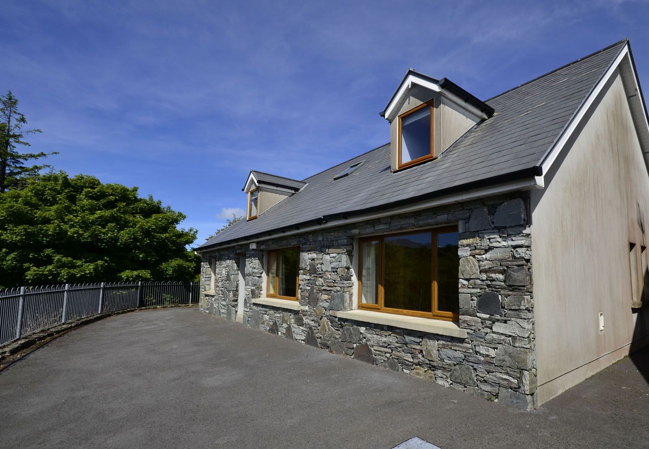 Owenglin River Cottage, Large Holiday Cottage in Connemara, County Galway