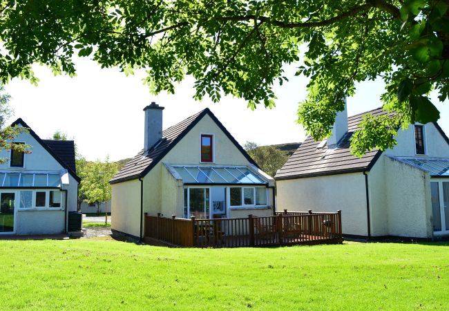 Clifden Holiday Cottage No. 72, Pretty Holiday Cottage in Connemara, County Galway