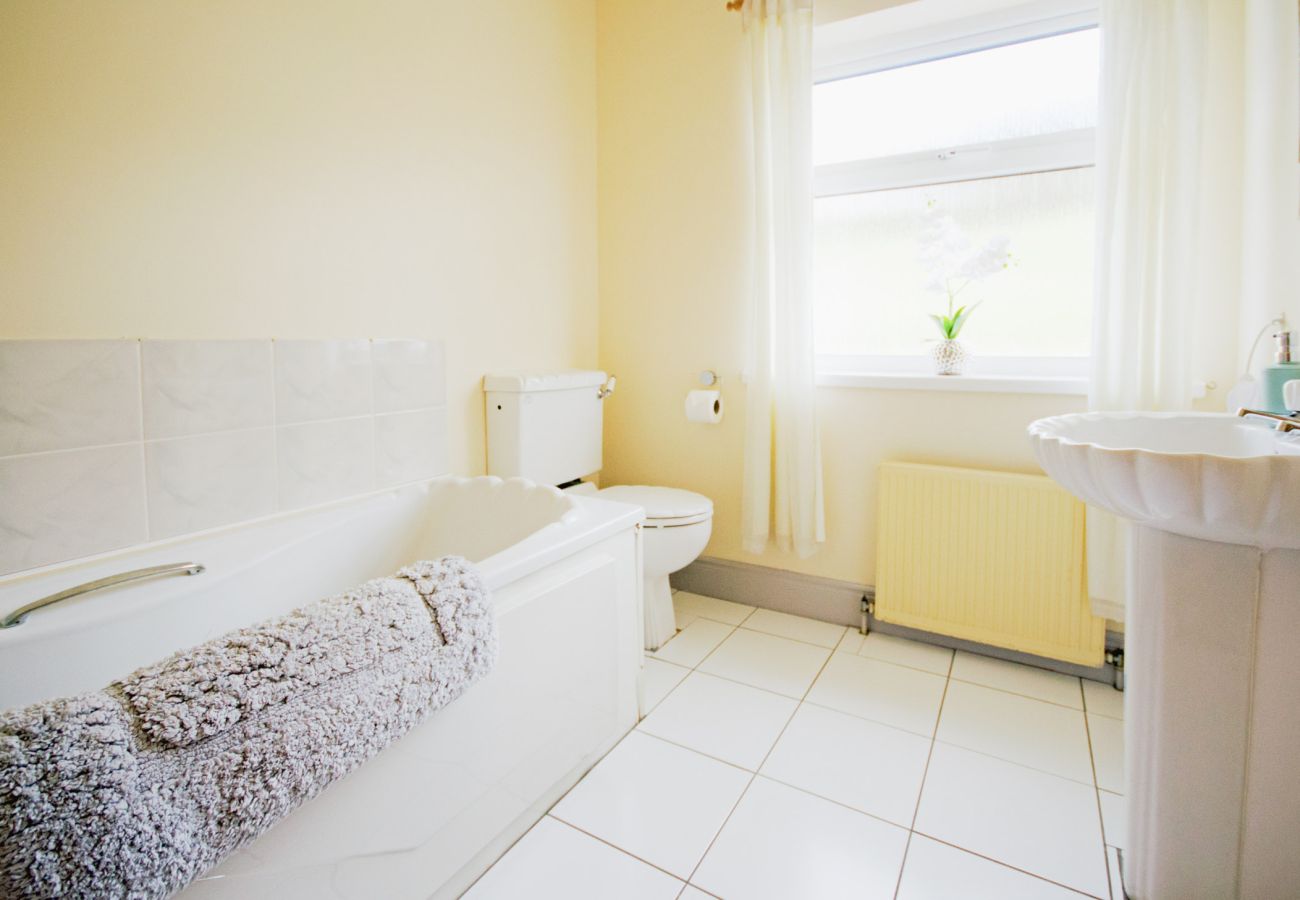 Bathroom of Sky Road Holiday Home located on the scenic Sky Road is a large coastal proeprty sleeping 10, close to the vibrant town of Clifden