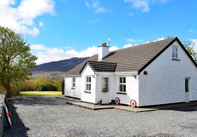 Tully Holiday Cottage, Pretty Traditional Cottage in Renvyle, Connemara, County Galway