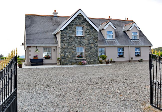 Ballyconneely Holiday Home 8 Bed, Lakeside Holiday Home in Connemara, County Galway