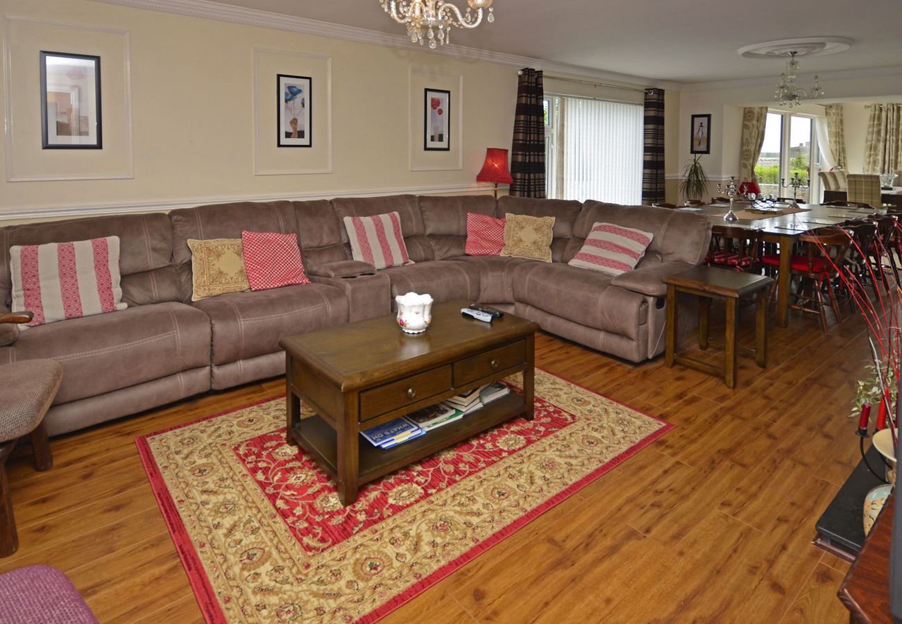 Ballyconneely Holiday Home 8 Bed, Lakeside Holiday Home in Connemara, County Galway