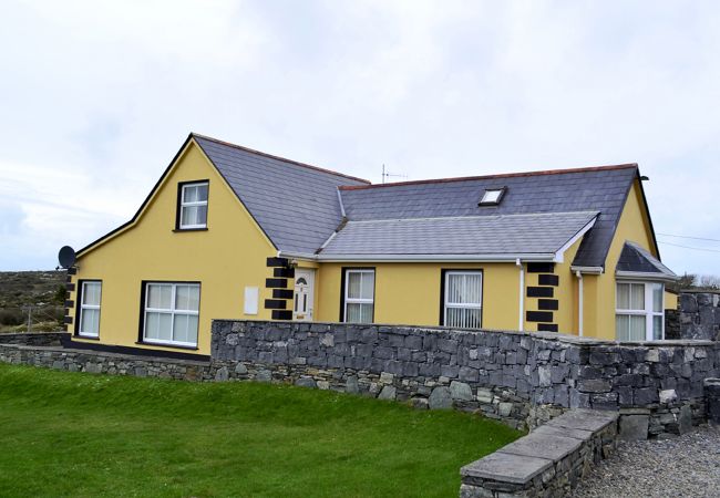  Ballyconneely Village Holiday Home, Pretty Lakeside Holiday Home in Connemara County Galway
