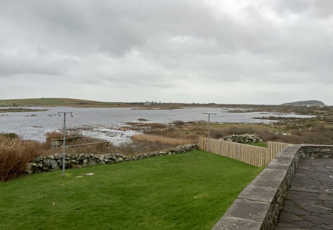 Ballyconneely Village Holiday Home, Pretty Lakeside Holiday Home in Connemara County Galway