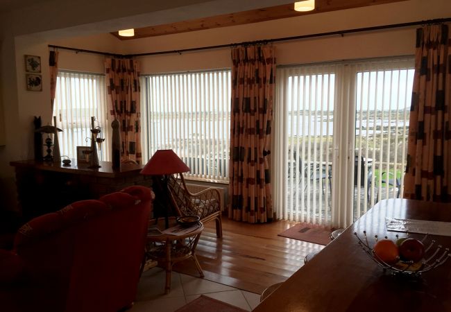  Ballyconneely Village Holiday Home, Pretty Lakeside Holiday Home in Connemara County Galway