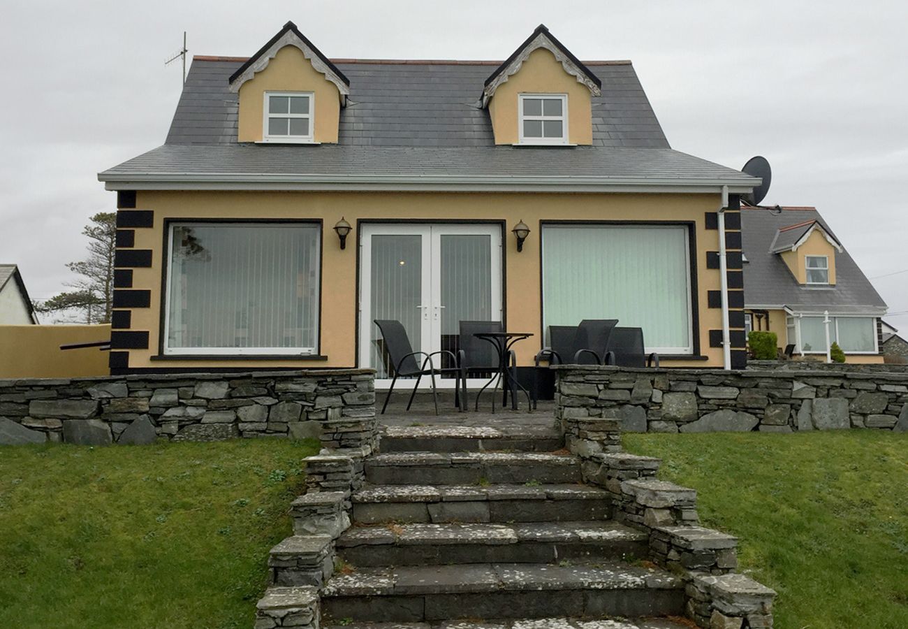  Ballyconneely Village Holiday Home, Pretty Lakeside Holiday Home in Connemara County Galway