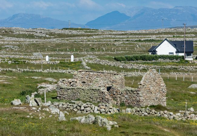 Claddaghduff Holiday Cottage, Pretty Seaside Holiday Cottage in Connemara County Galway