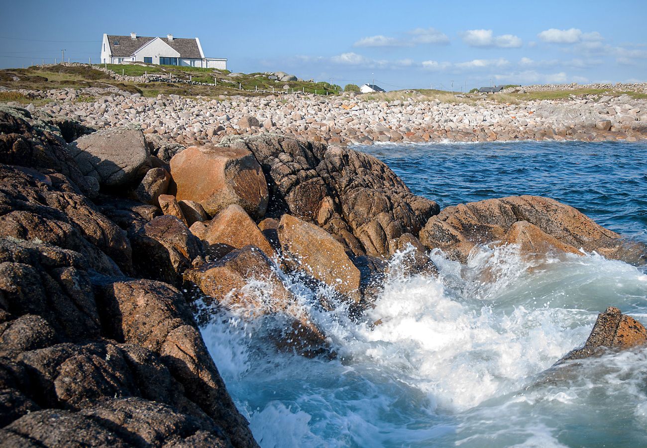 Claddaghduff Holiday Cottage, Pretty Seaside Holiday Cottage in Connemara County Galway