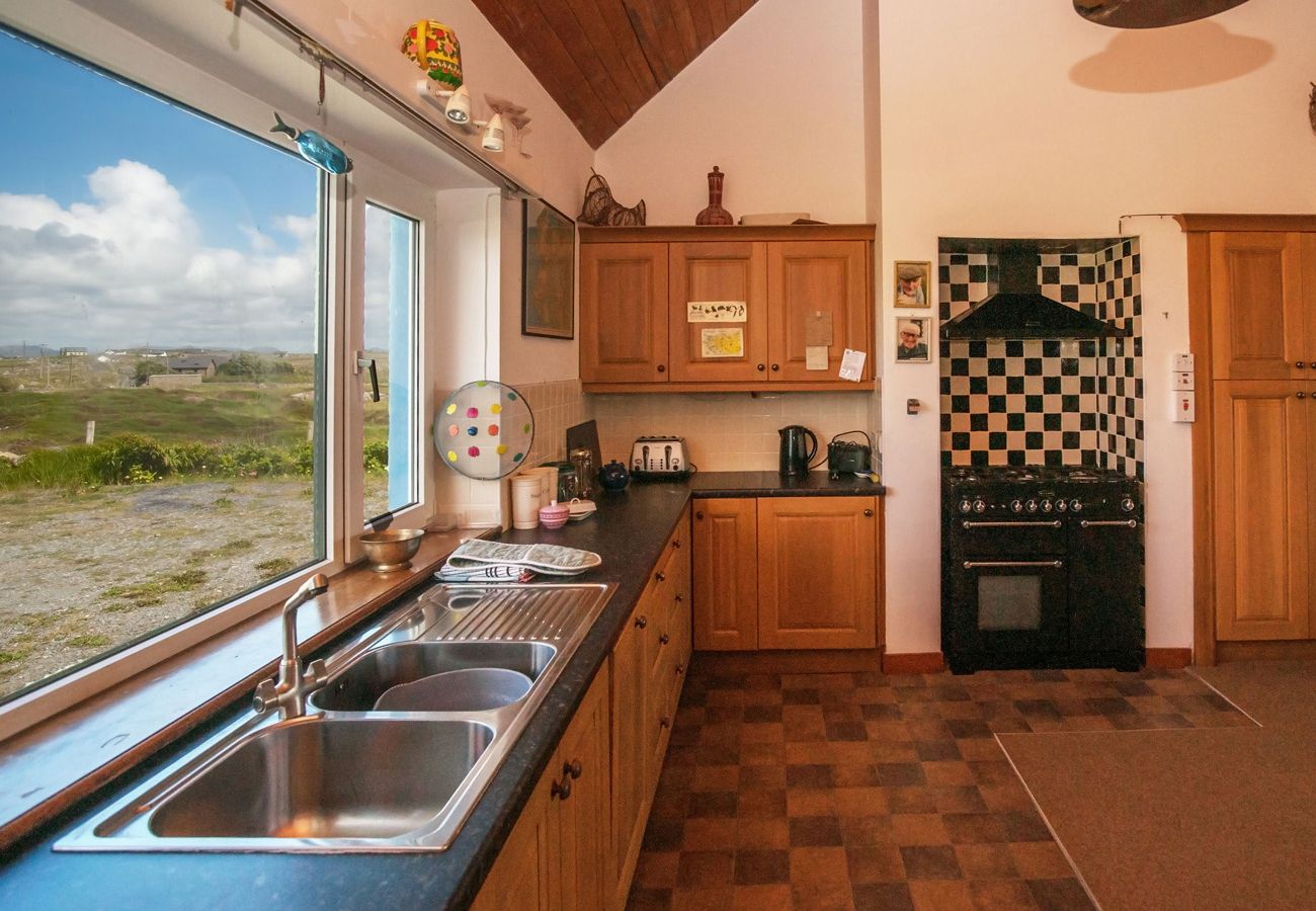 Claddaghduff Holiday Cottage, Pretty Seaside Holiday Cottage in Connemara County Galway