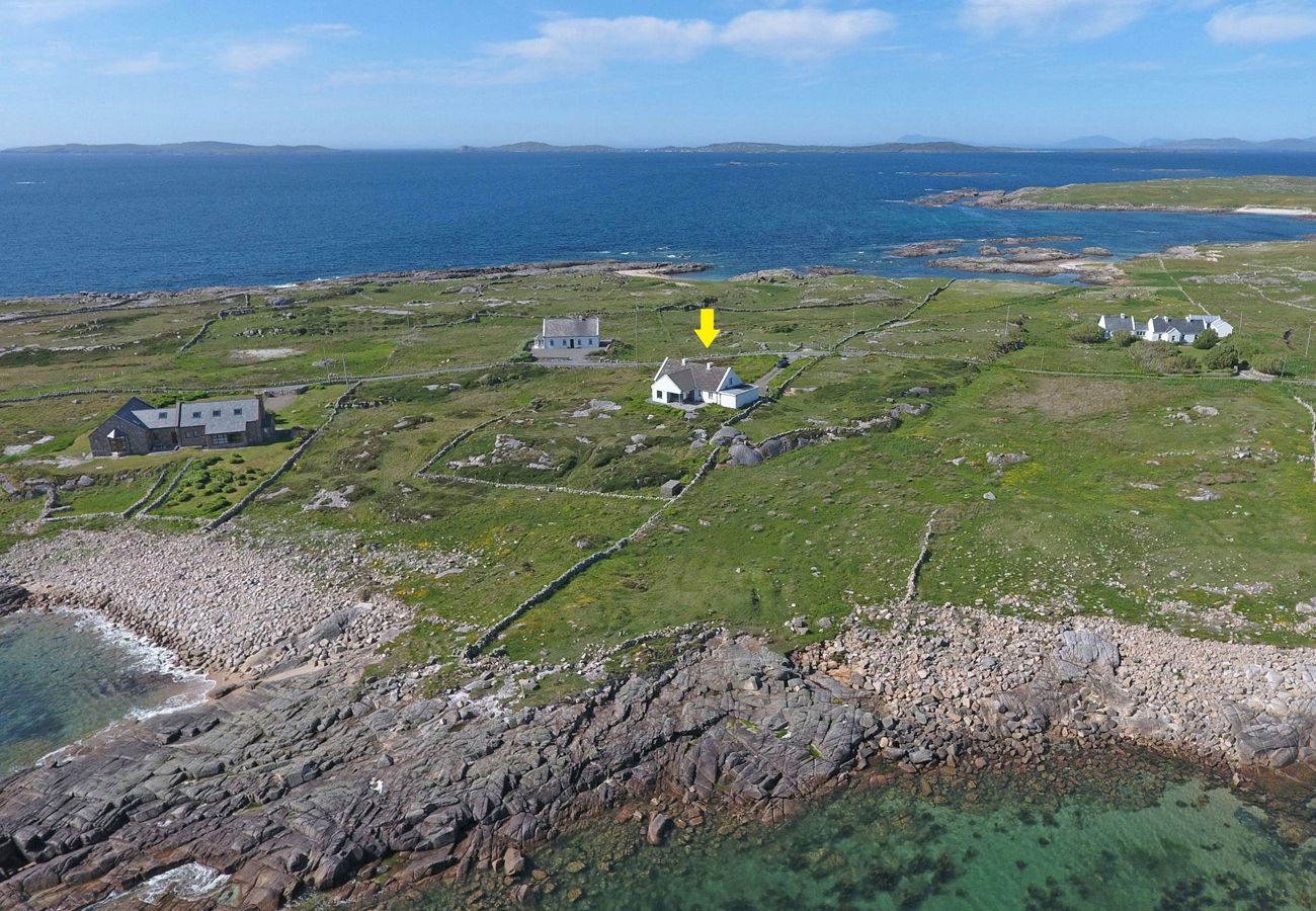 Claddaghduff Holiday Cottage, Pretty Seaside Holiday Cottage in Connemara County Galway      