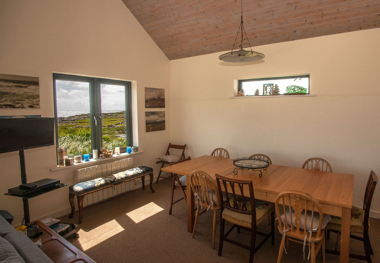 Claddaghduff Holiday Cottage, Pretty Seaside Holiday Cottage in Connemara County Galway