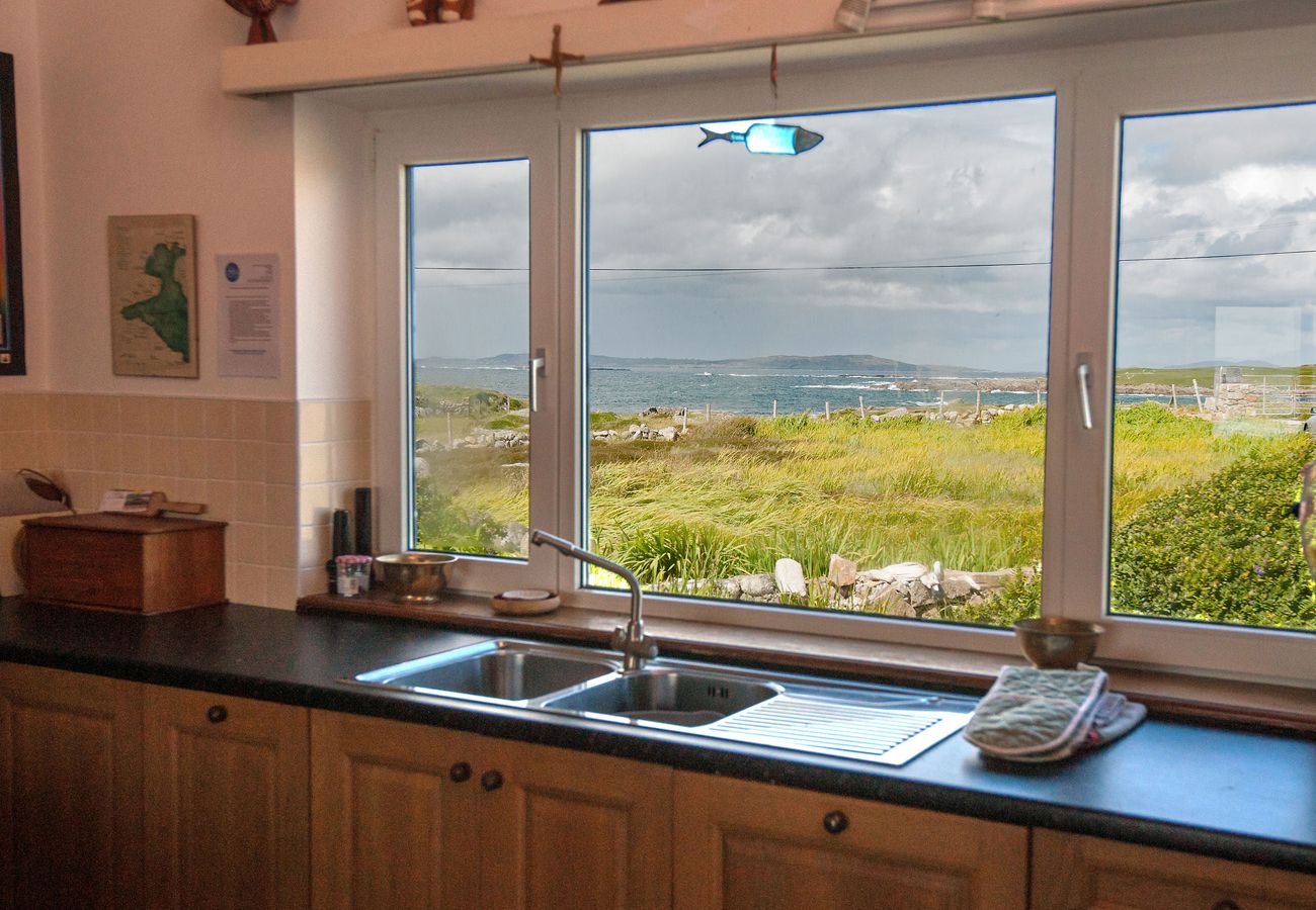 Claddaghduff Holiday Cottage, Pretty Seaside Holiday Cottage in Connemara County Galway