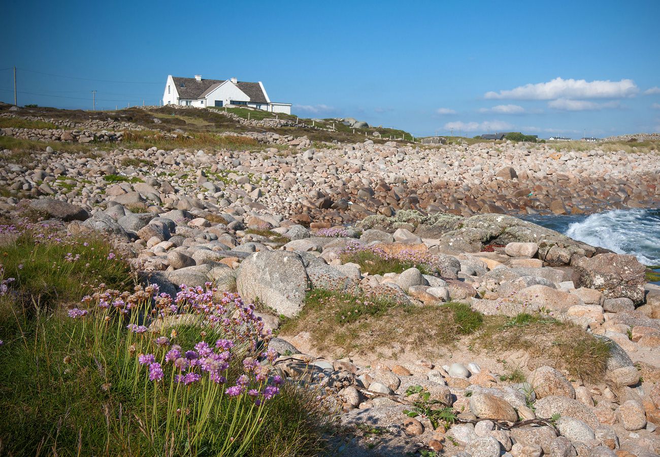 Claddaghduff Holiday Cottage, Pretty Seaside Holiday Cottage in Connemara County Galway