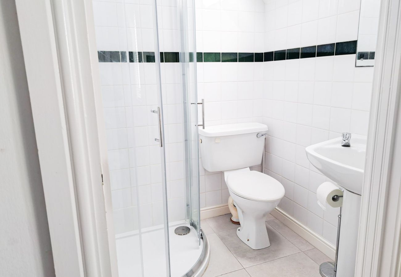 Bathroom at Moore Bay Holiday Village No.18A, seaside holiday home available in Kilkee town on Irelands Wild Atlantic Way and within walking distance 