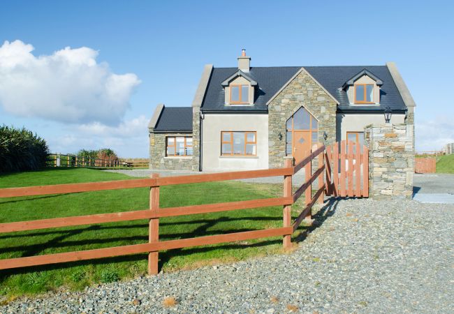 Cleggan Holiday Home, Pretty Coastal Holiday Home in Connemara, County Galway