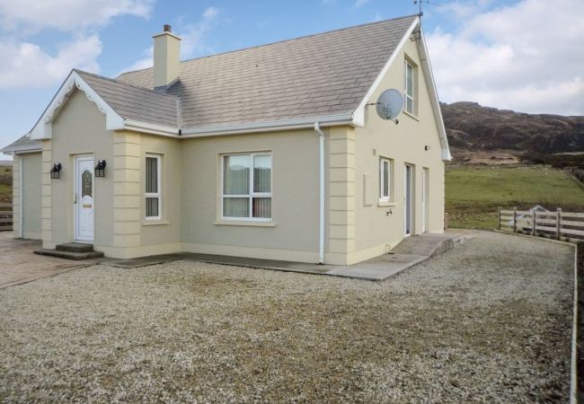 Harefield Holiday Home, Large Seaside Holiday Accommodation beside Kilcar in County Donegal