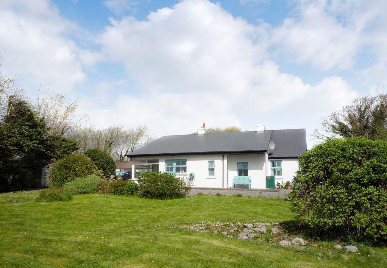 Fleur Holiday Cottage, Pretty Self Catering Holiday Accommodation near Killorglin, County Kerry