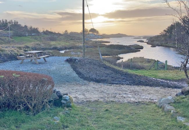 Ti Mhaggie Holiday Cottage, Coastal Holiday Accommodation Available in Connemara, County Galway