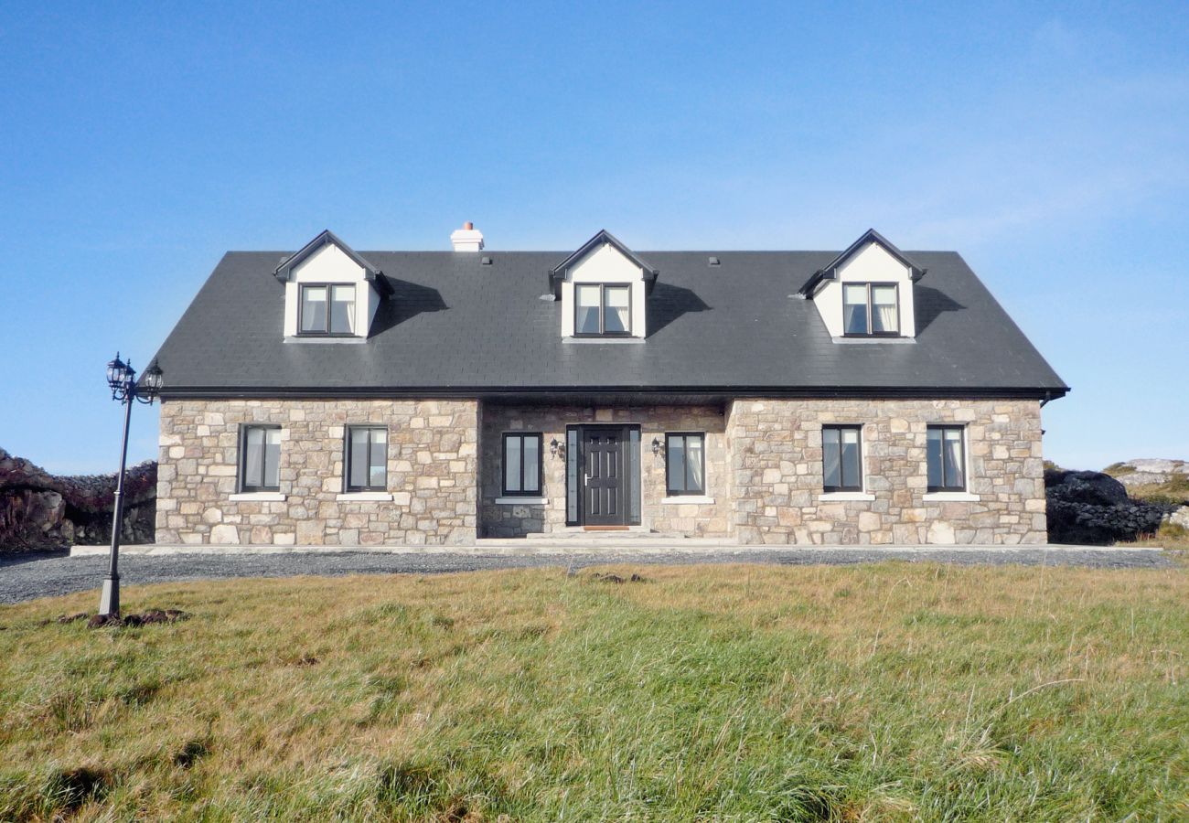 Cnocán Na Cuaigh Holiday Home, Seaside Self Catering Accommodation Carraroe, Connemara, County Galway