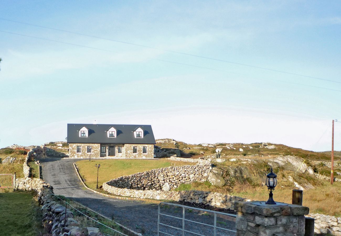 Cnocán Na Cuaigh Holiday Home, Seaside Self Catering Accommodation in Carraroe, Connemara, County Galway