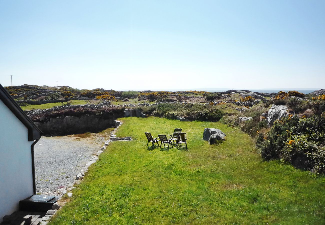 Cnocán Na Cuaigh Holiday Home, Seaside Self Catering Accommodation in Carraroe, Connemara, County Galway