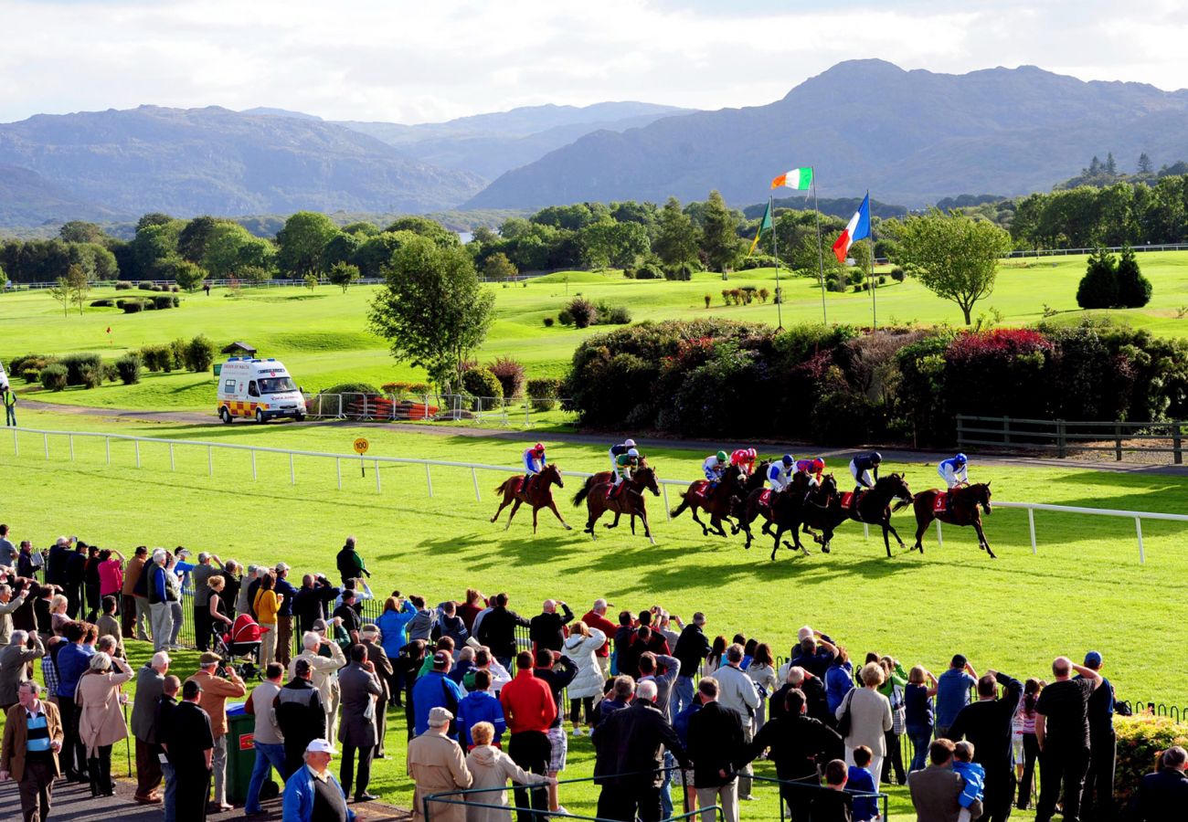 Killarney May Racing Festival Kerry © Tourism Ireland