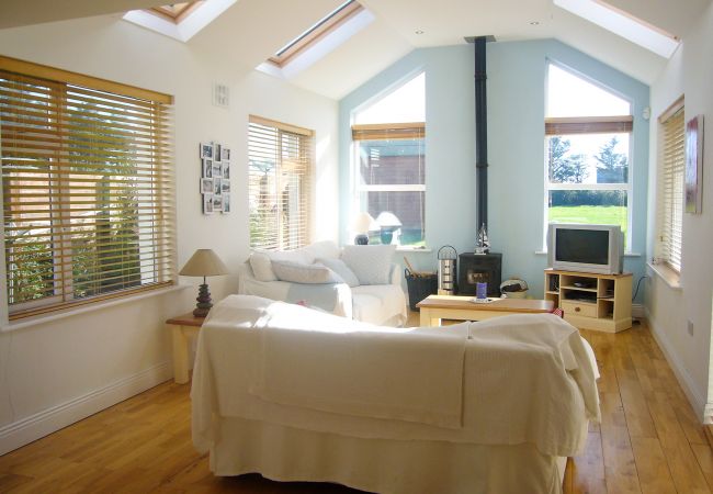 Dacha Holiday Home, Pretty Seaview Holiday Accommodation in Ardmore, County Waterford