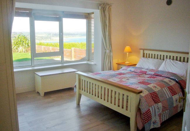 Dacha Holiday Home, Pretty Seaview Holiday Accommodation in Ardmore, County Waterford