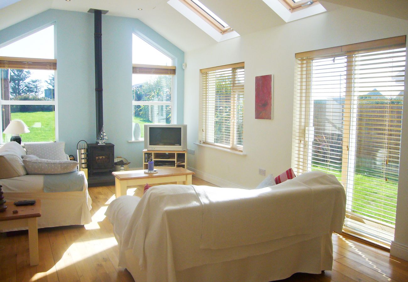 Dacha Holiday Home, Pretty Seaview Holiday Accommodation in Ardmore, County Waterford