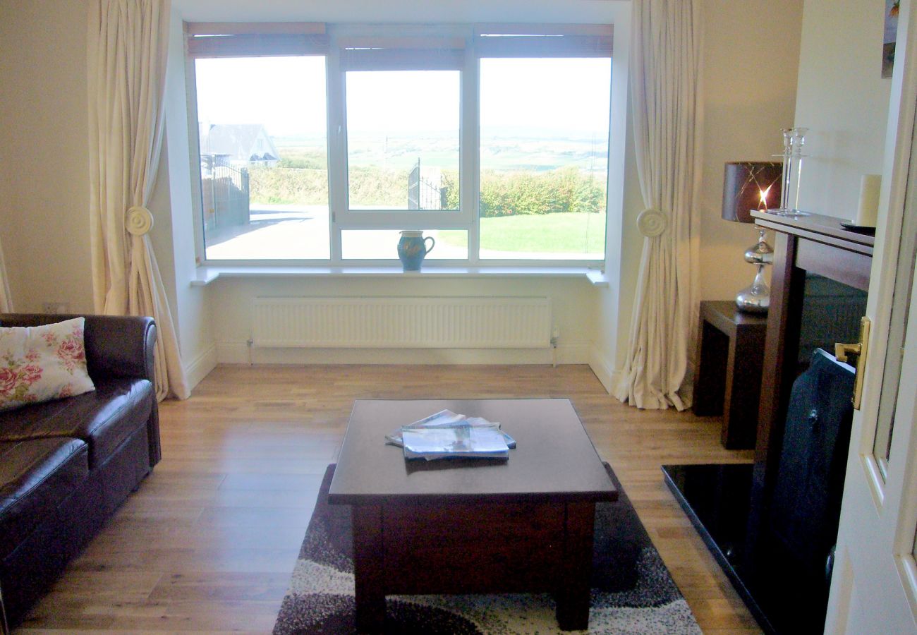 Dacha Holiday Home, Pretty Seaview Holiday Accommodation in Ardmore, County Waterford