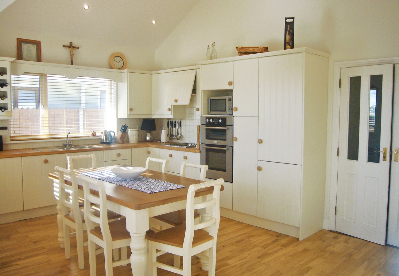 Dacha Holiday Home, Pretty Seaview Holiday Accommodation in Ardmore, County Waterford