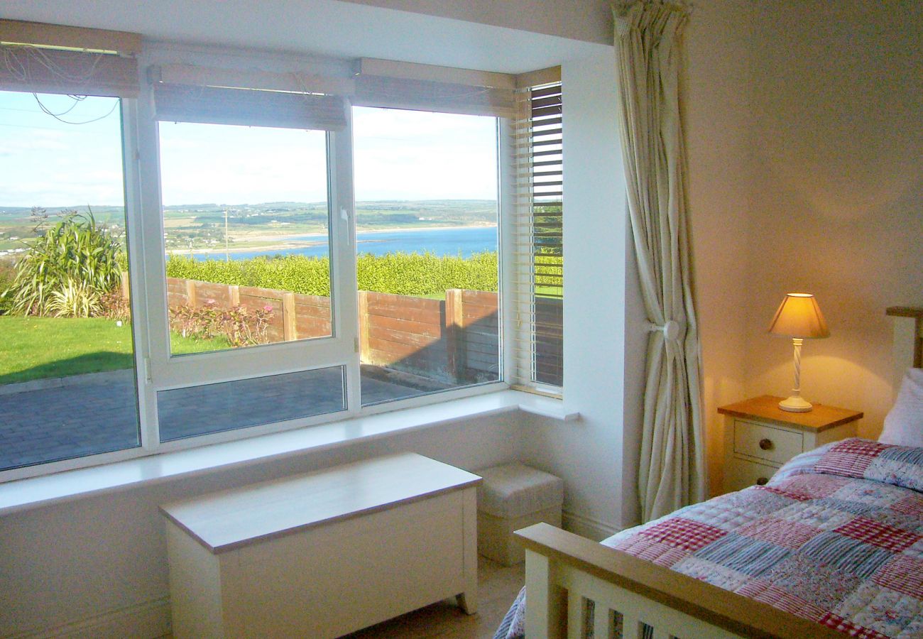 Dacha Holiday Home, Pretty Seaview Holiday Accommodation in Ardmore, County Waterford