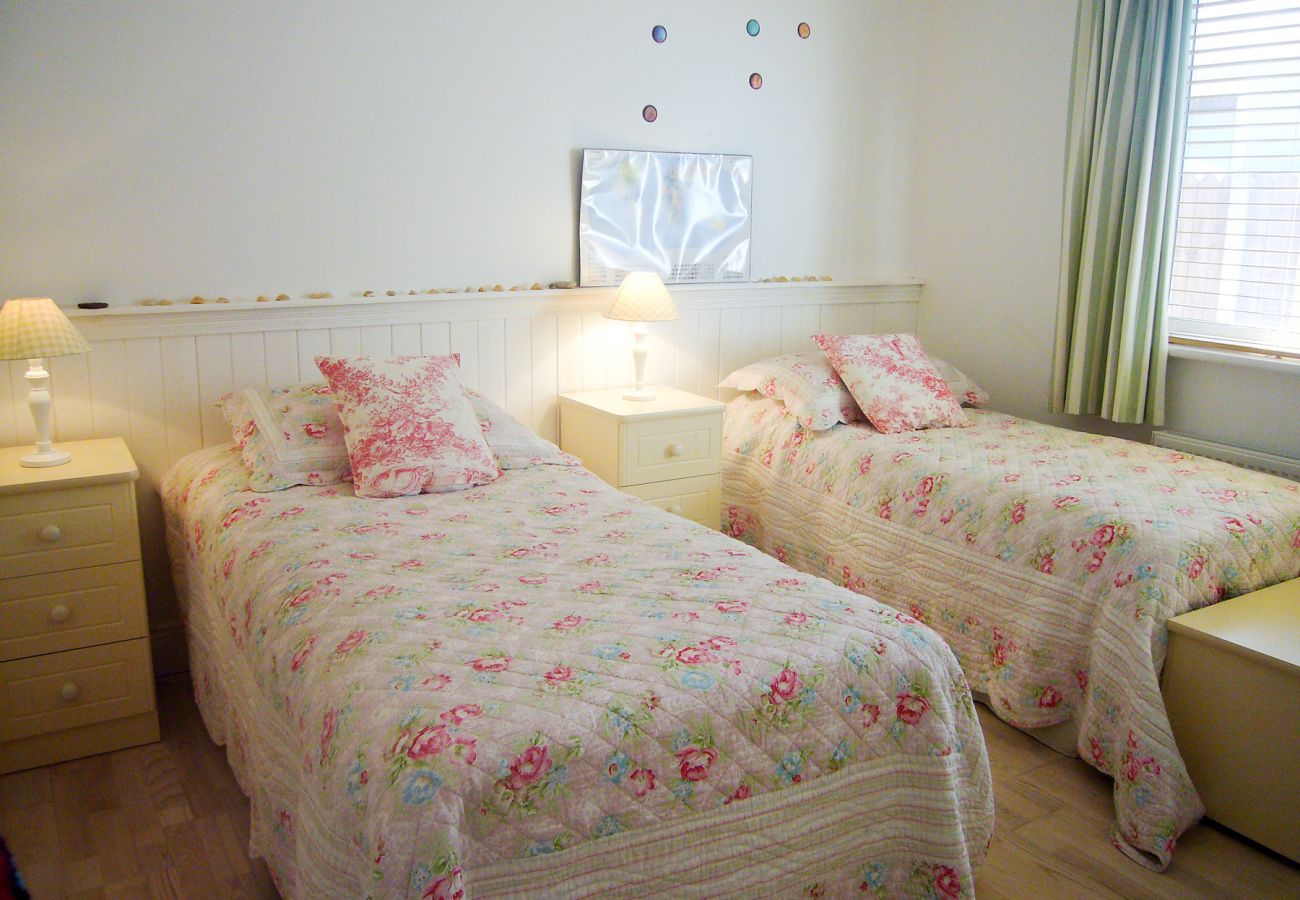 Dacha Holiday Home, Pretty Seaview Holiday Accommodation in Ardmore, County Waterford