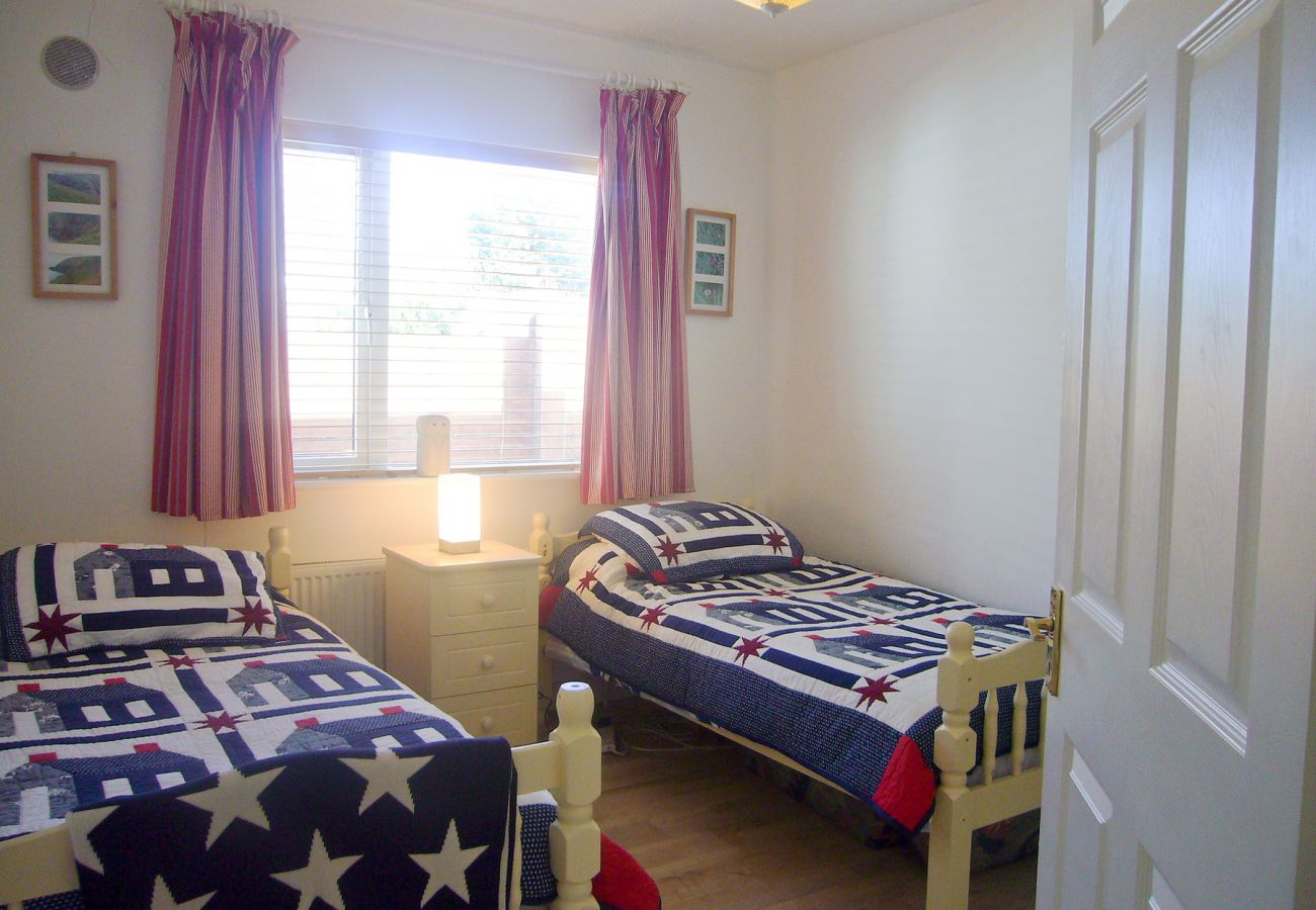 Dacha Holiday Home, Pretty Seaview Holiday Accommodation in Ardmore, County Waterford