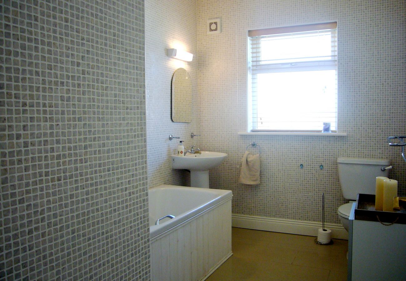 Dacha Holiday Home, Pretty Seaview Holiday Accommodation in Ardmore, County Waterford