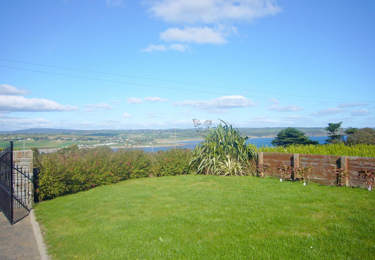 Dacha Holiday Home, Pretty Seaview Holiday Accommodation in Ardmore, County Waterford