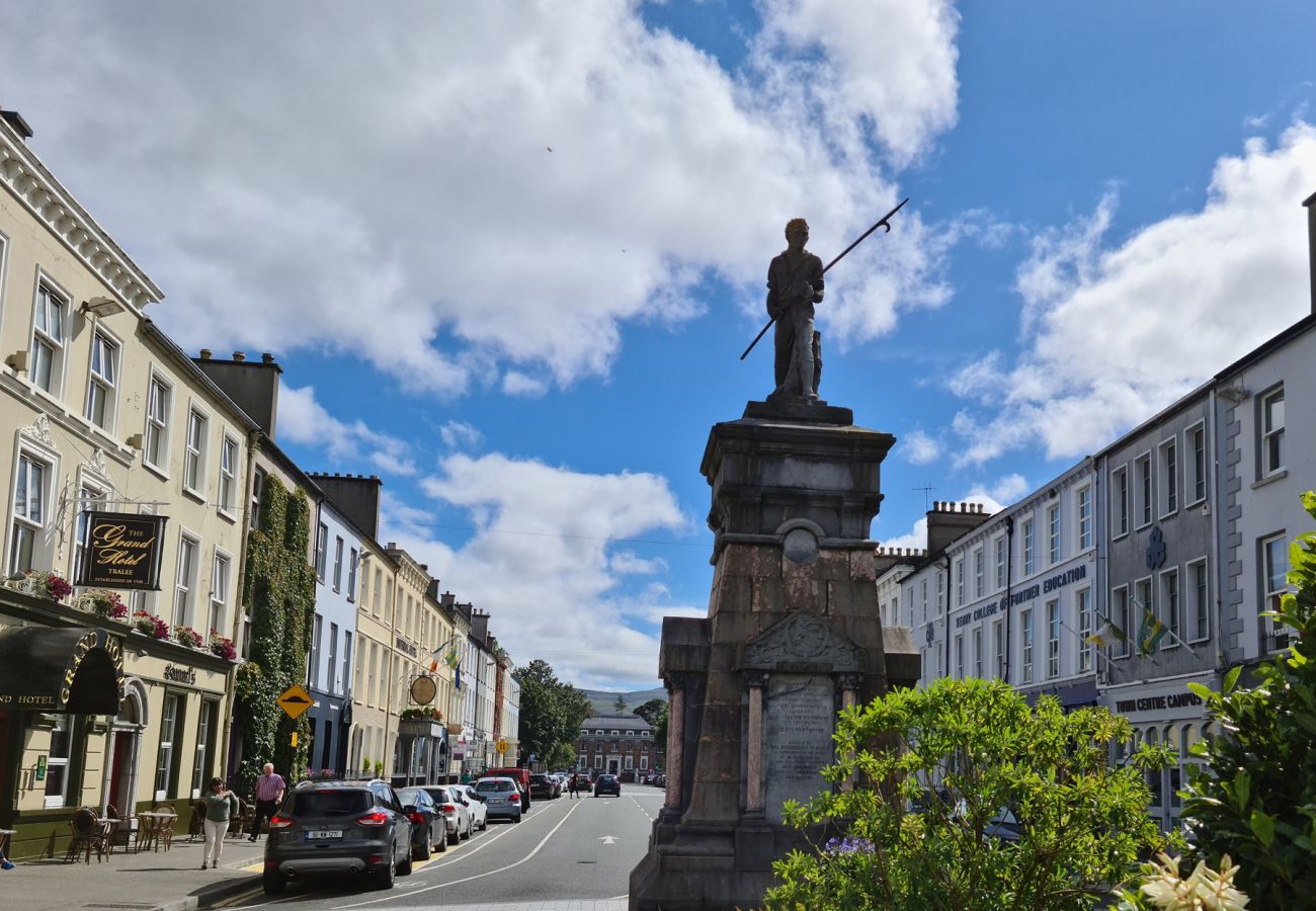 The Pikeman Statue, Denny Street, Tralee, County Kerry ©Fáilte Ireland