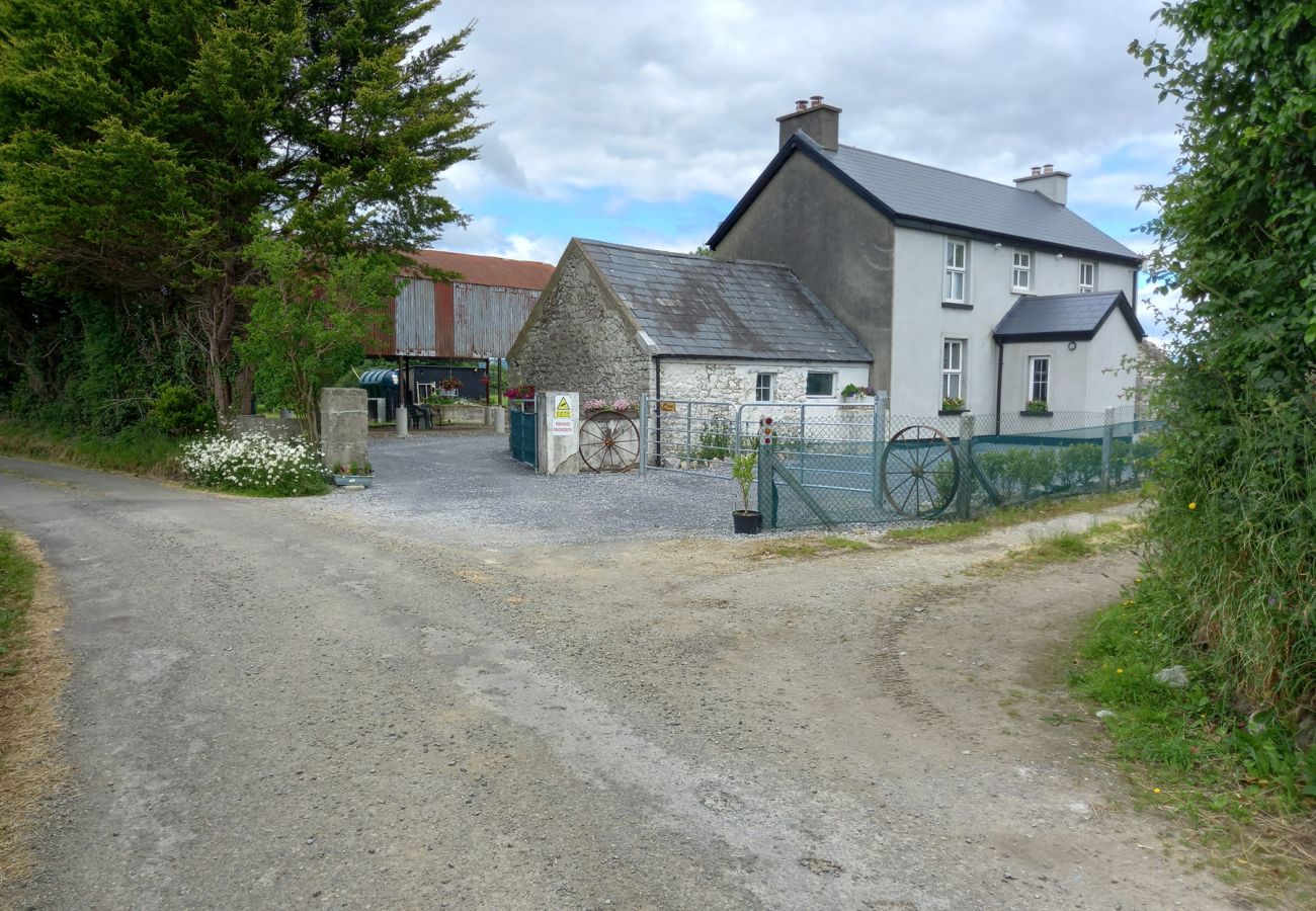 Rowan House, Pretty Secluded Holiday Accommodation near Castleisland, County Kerry