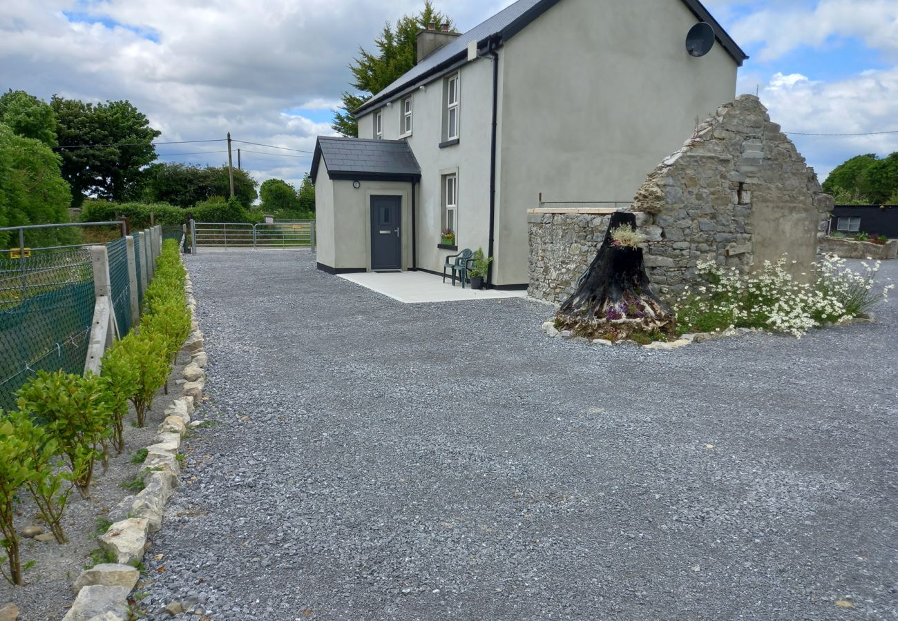 Rowan House, Pretty Secluded Holiday Accommodation near Castleisland, County Kerry