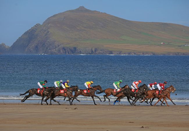 Béal Bán Races, Ballyferriter, Dingle Peninsula, County Kerry © Failte Ireland