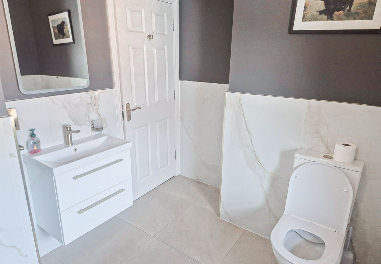 Dingle Town Holiday Home. Bright modern clean simple bathroom 