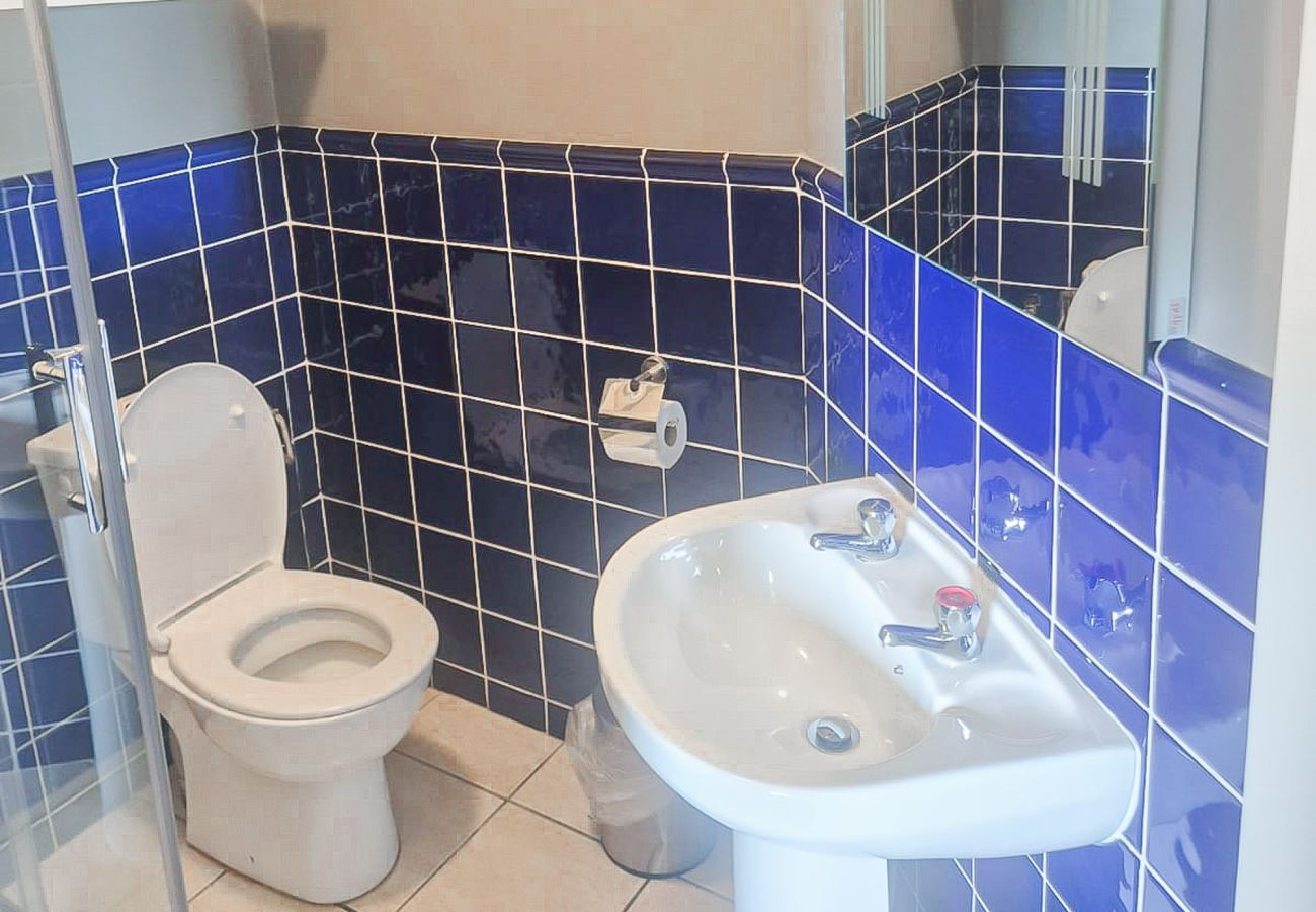 Dingle Town Holiday Home. Bright modern tiled bathroom. 
