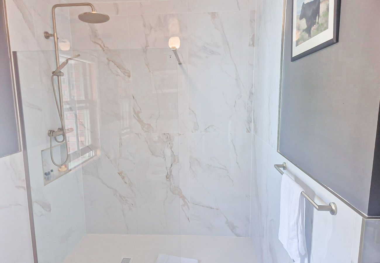 Dingle Town Holiday Home. Bright, white bathroom, modern decore. 