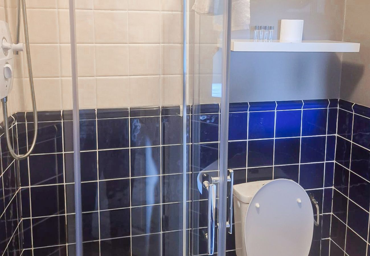Dingle Town Holiday Home. Bright modern tiled bathroom. 