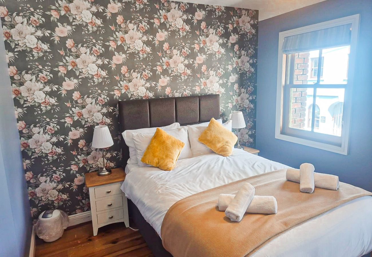 Dingle Town Holiday Home. Bright comfortable double room. 