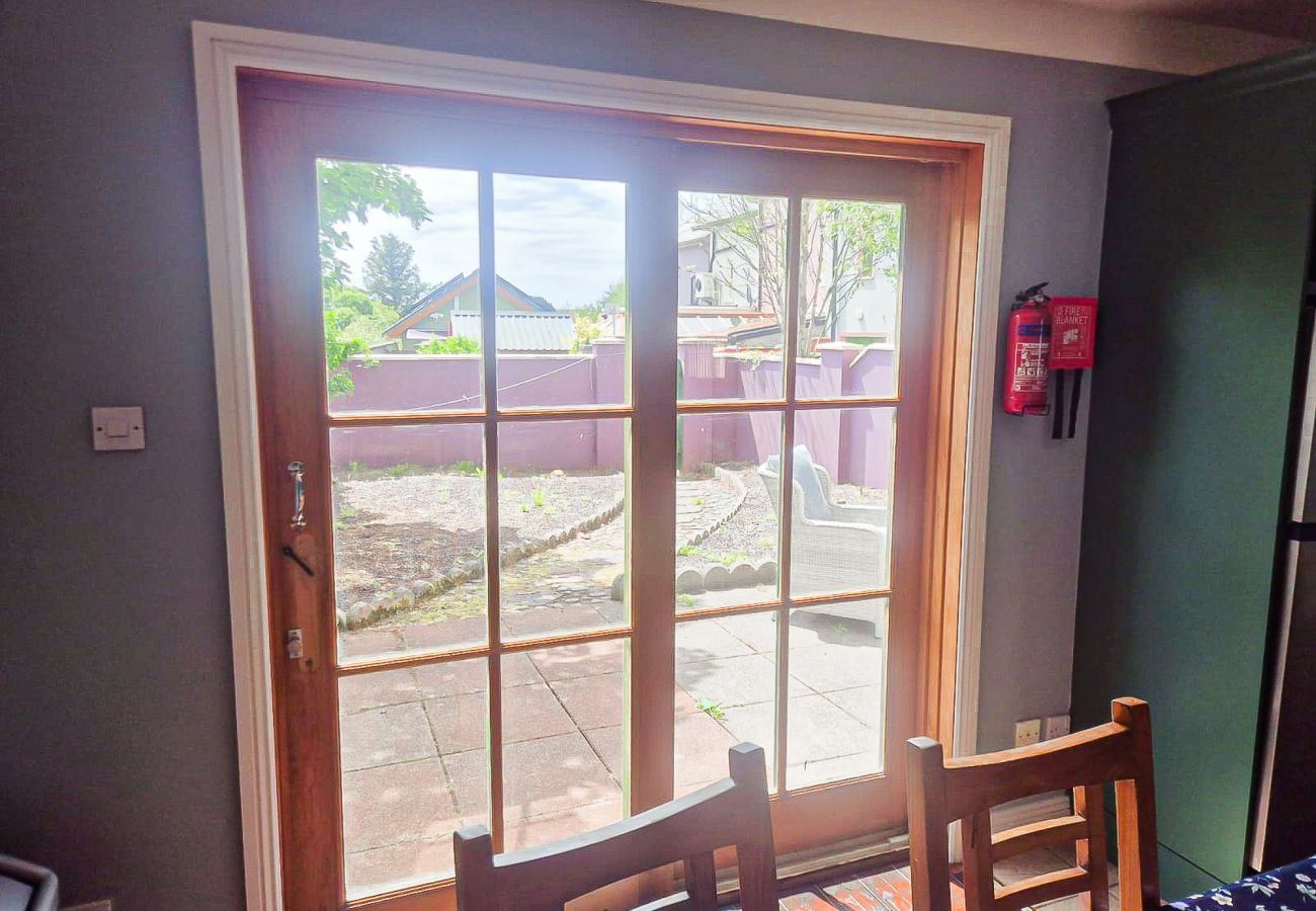 Dingle Town Holiday Home. Dining table seating six, patio door to garden. 