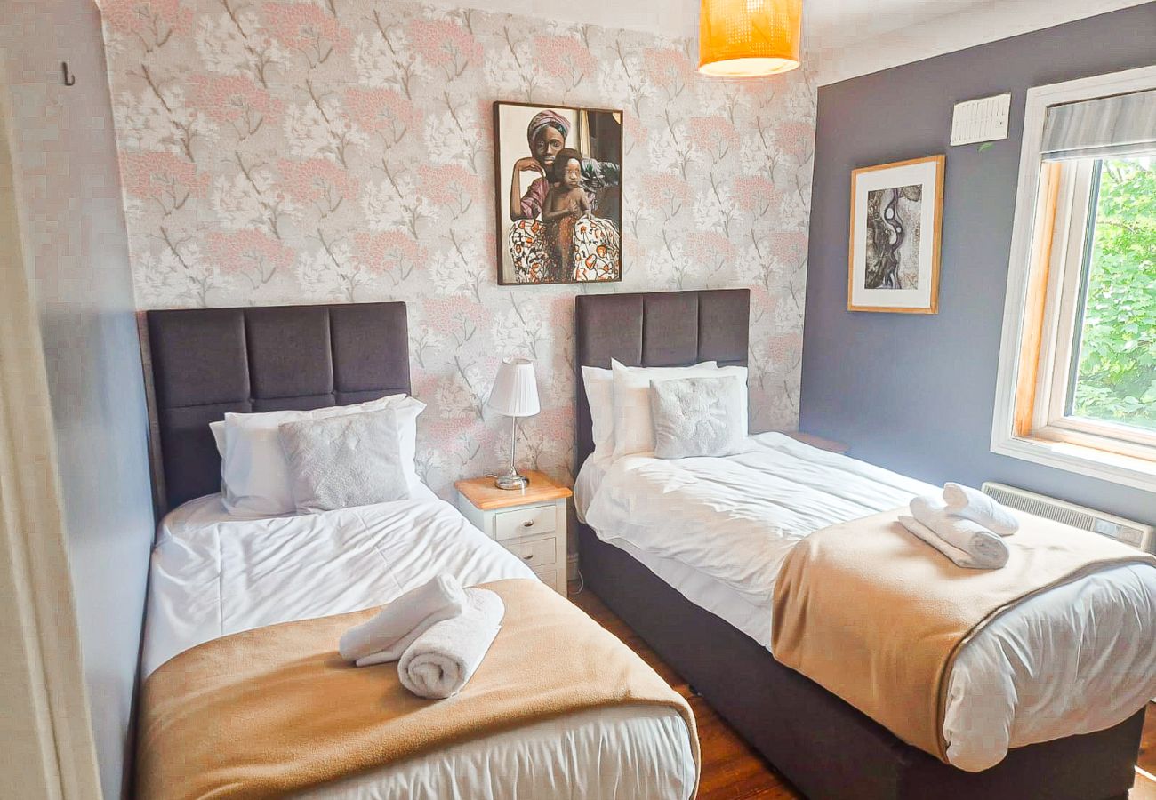 Dingle Town Holiday Home. Bright comfortable twin room with large window. 