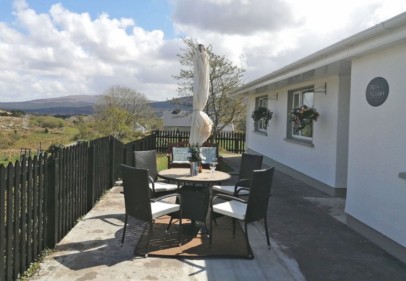 Charming Mary Naoise Family Self-Catering Holiday Home, Lettermacaward, County Donegal 